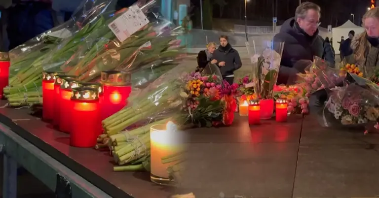 ফুল দিয়ে শ্রদ্ধা নিবেদন করছেন